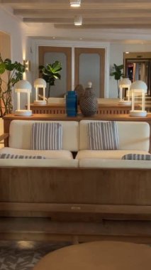 Koltukları olan güzel bir restoran. Otel lobisindeki kafe.