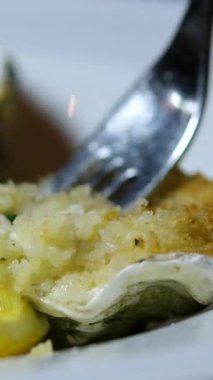 Peynirli deniz ürünleri ile fırında deniz kabuğu. İstiridye midyesi. Peynirli fırında midye, kabuklu kişniş ve limon dökme demir siyah tabakta. Bir tabak midye, limon ve kişniş. Yukarıdan bak. Yüksek kalite