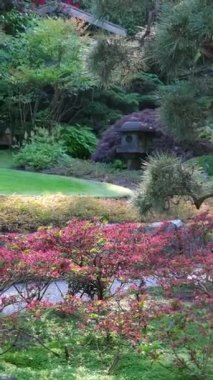 Victoria British Columbia, Kanada Butchart Gardens Kanada Ulusal Tarihi Sitesi, turistler batık bahçelerdeki patikaların çevresini geziyorlar. Yüksek kalite 4k görüntü