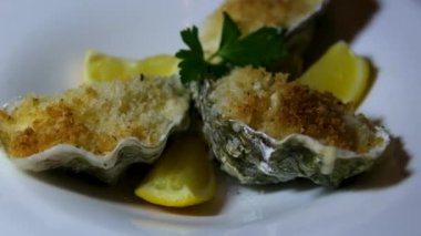 Bir kafede masanın üzerinde duran büyük bir tabakta peynirli fırında midye. Yüksek kalite 4k görüntü