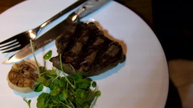 Kırsal tasarım New York et stili biftek fileto, sıcak kırmızı biberli, Gravy tekne biber değirmeni ve çatal bıçak takımında çay fincanı ketçapıyla servis ediliyor. 