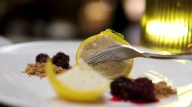 Kadın yeni pişmiş ev yapımı balkabağı turtasını tadıyor. Yüksek kalite 4k görüntü