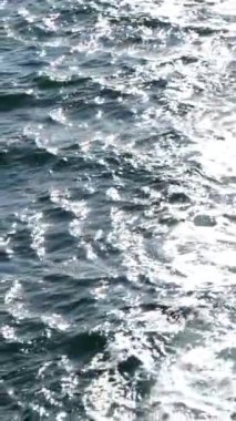 Dalgalı su yüzeyi dokusunda parlayan güneş ışığı yıldızları güzellik merkezi, seyahat ve tatil için doğa arka plan dekorasyonu konsepti, yavaş çekim. Yüksek kalite 4k görüntü