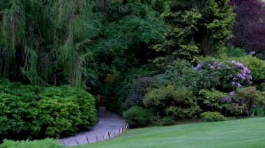 Victoria British Columbia, Kanada Butchart Gardens Kanada Ulusal Tarihi Sitesi, turistler batık bahçelerdeki patikaların çevresini geziyorlar. Yüksek kalite 4k görüntü