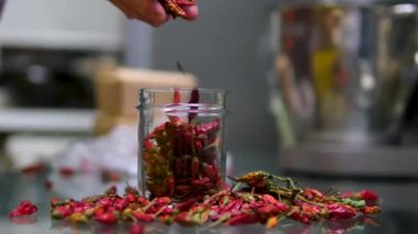 Öğütülmüş kırmızı biberli kadın elleri, geleneksel Endonezya Baharatlı Baharat Baharatı 'nı yapmak için havandaki taze biberin içine tuz ve şeker gibi malzemeler ekledi. Otomatik karıştırıcıda öğüt