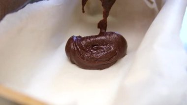 Pasta şefi tepsiye kek hamuru serpiyor. Yüksek kalite 4k görüntü