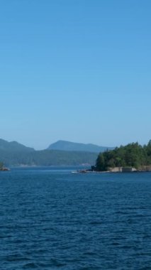 West Vancouver, BC Feribotu. BC Feribotu Howe Sound 'dan karşıya geçiyor. British Columbia, Kanada Batı Vancouver 01.16.2025 