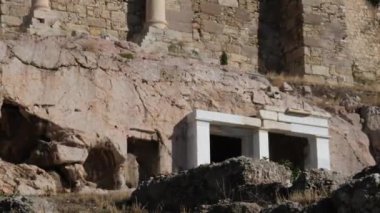 İkonik Akropolis tepesi ve Antik Dünya 'nın eşsiz başyapıtı Partenon gün batımında güzel renklerle, Atina tarihi merkezi, Attica. Yunanistan Atina Akropolü turlu bazı videolar 