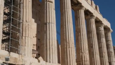 Atina, Yunanistan 'daki Akropolis' te sütunları olan Athena Nike Tapınağı. Akropolis 'teki tamamen iyonik tapınak. Popüler seyahat yeri. Yüksek kalite 4k görüntü