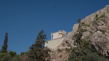 İkonik Akropolis tepesi ve Antik Dünya 'nın eşsiz başyapıtı Partenon gün batımında güzel renklerle, Atina tarihi merkezi, Attica. Yunanistan Atina Akropolü turlu bazı videolar 