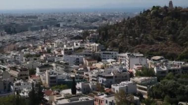 İkonik Akropolis tepesi ve Antik Dünya 'nın eşsiz başyapıtı Partenon gün batımında güzel renklerle, Atina tarihi merkezi, Attica. Yunanistan Atina Akropolü turlu bazı videolar 