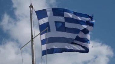 Yunanistan Bayrak Döngüsü. Yunanistan 'ın gerçekçi bayrağı. Rüzgarda sallanan Yunan Bayrağı. Son derece detaylı kumaş dokusuna sahip kusursuz bir döngü. Döngü 4K çözünürlükte hazır. Bayrak direği.