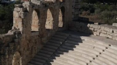 İkonik Akropolis tepesi ve Antik Dünya 'nın eşsiz başyapıtı Partenon gün batımında güzel renklerle, Atina tarihi merkezi, Attica. Yunanistan Atina Akropolü turlu bazı videolar 