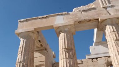 İkonik Akropolis tepesi ve Antik Dünya 'nın eşsiz başyapıtı Partenon gün batımında güzel renklerle, Atina tarihi merkezi, Attica. Yunanistan Atina Akropolü turlu bazı videolar 