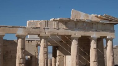 İkonik Akropolis tepesi ve Antik Dünya 'nın eşsiz başyapıtı Partenon gün batımında güzel altın renklerle, Atina' nın tarihi Parthenon tapınağı bir sinset üzerinde. - Evet. Yüksek kalite 4k görüntü