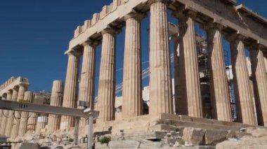 Antik Agora, Atina, Yunanistan 'daki Hephaestus Tapınağı' ndan uzun bir sütunun taşınması. Yüksek kalite 4k görüntü