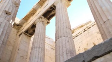 İkonik Akropolis tepesi ve Antik Dünya 'nın eşsiz başyapıtı Partenon gün batımında güzel renklerle, Atina tarihi merkezi, Attica. Yunanistan Atina Akropolü turlu bazı videolar 