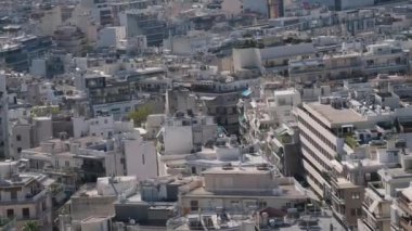 Gündoğumunda Atina 'nın eski kentiyle birlikte Akropolis' in etrafında dönüyorlar. Yüksek kalite 4k görüntü