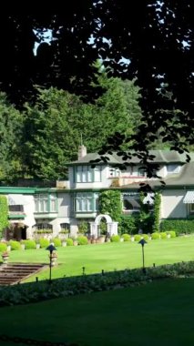 Victoria British Columbia, Kanada Butchart Gardens Kanada Ulusal Tarihi Sitesi, turistler batık bahçelerdeki patikaların çevresini geziyorlar. Yüksek kalite 4k görüntü