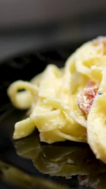 Pastırma, tuz, biber ve baharatlı makarna tabağında servis edilir. Pastırmalı carbonara makarna.