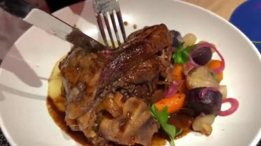 Lezzetli bir üst manzara. Soslu et ve ratatouille. Yüksek kalite 4k görüntü