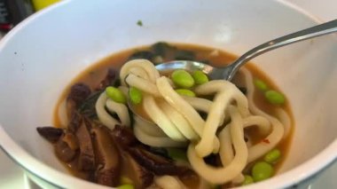 Karnabaharlı Udon Eriştesi, Edamame, Susam ve Tofu. - Yakın çekim. - Evet. Yüksek kalite 4k görüntü