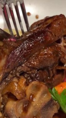 Lezzetli bir üst manzara. Soslu et ve ratatouille. Yüksek kalite 4k görüntü