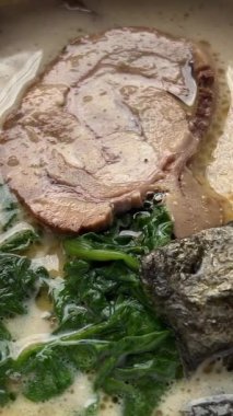 Ev yapımı otantik miso çorbası, kombu dashi, tofu, wakame deniz yosunu ve soğanlı. Masa dönüşü. Tom Yum çorbası