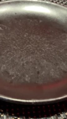 Siyah bir peçeteye çatal ve bıçak yakın çekim. Yüksek kalite 4k görüntü