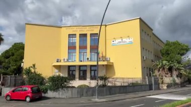 İtalya 'dan geçen bir turist otobüsünden şehrin manzarası Sicilya 11.23.2024