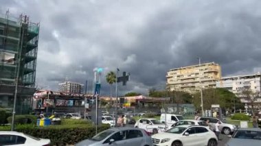 İtalya 'dan geçen bir turist otobüsünden şehrin manzarası Sicilya 11.23.2024