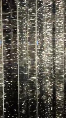 Fütürist, uzun, mor, benekli cam kare tünelin içinde fayanslı zemin, tavan ve duvarları yanıp sönen parlak beyaz ışıklara doğru parlak ayna şeklinde seyahat ediyor. Yüksek kalite 