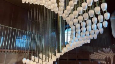 Tavandan sarkan çiçek süsü. Yüksek kalite 4k görüntü