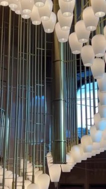 Tavandan sarkan çiçek süsü. Yüksek kalite 4k görüntü