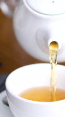 Çay Saati 'nin Sade Zarafeti Pürüzsüz Bir Çaydanlık Çayı İzliyor. Kahvaltıda arka planda avokado ve makarna servis edilir.