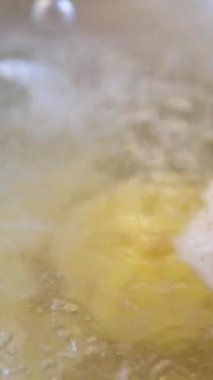 Kuru pappardelle makarna, daire şeklinde dönüş. El yapımı makarna, Turning. Seçici odaklanma. haşlanmış aşçı.
