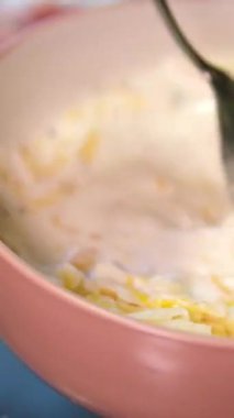 Makarna soslu kremalı kremalı parmesanlı yumurta yap. Yüksek kalite 4k görüntü