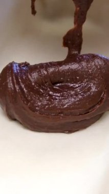 Pasta şefi tepsiye kek hamuru serpiyor. Yüksek kalite 4k görüntü