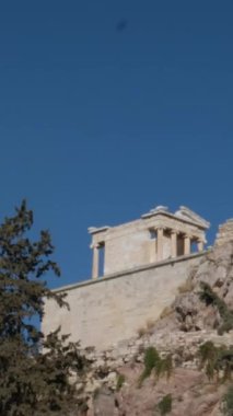 İkonik Akropolis tepesi ve Antik Dünya 'nın eşsiz başyapıtı Partenon gün batımında güzel renklerle, Atina tarihi merkezi, Attica. Yunanistan Atina Akropolü turlu bazı videolar 