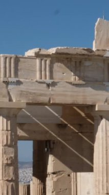 İkonik Akropolis tepesi ve Antik Dünya 'nın eşsiz başyapıtı Partenon gün batımında güzel altın renklerle, Atina' nın tarihi Parthenon tapınağı bir sinset üzerinde. - Evet. Yüksek kalite 4k görüntü