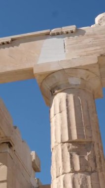 İkonik Akropolis tepesi ve Antik Dünya 'nın eşsiz başyapıtı Partenon gün batımında güzel renklerle, Atina tarihi merkezi, Attica. Yunanistan Atina Akropolü turlu bazı videolar 