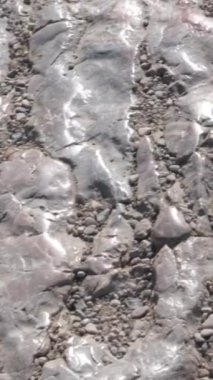 Turist yürüyüşlerinden silinmiş taşlar. Akropolis 'in zemininde taşlar