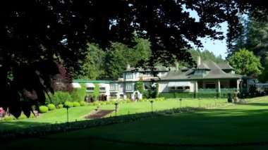 Victoria British Columbia, Kanada Butchart Gardens Kanada Ulusal Tarihi Sitesi, turistler batık bahçelerdeki patikaların çevresini geziyorlar. Yüksek kalite 4k görüntü