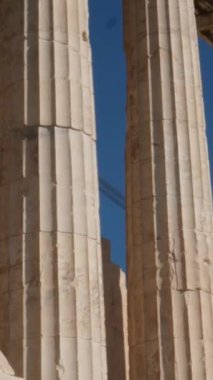 Atina, Yunanistan 'daki Akropolis' te sütunları olan Athena Nike Tapınağı. Akropolis 'teki tamamen iyonik tapınak. Popüler seyahat yeri. Yüksek kalite 4k görüntü