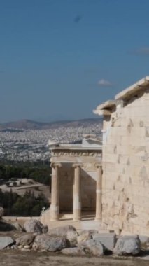İkonik Akropolis tepesi ve Antik Dünya 'nın eşsiz başyapıtı Partenon gün batımında güzel renklerle, Atina tarihi merkezi, Attica. Yunanistan Atina Akropolü turlu bazı videolar 