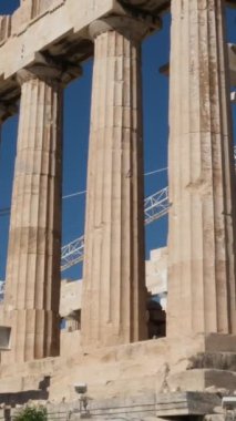 Antik Agora, Atina, Yunanistan 'daki Hephaestus Tapınağı' ndan uzun bir sütunun taşınması. Yüksek kalite 4k görüntü
