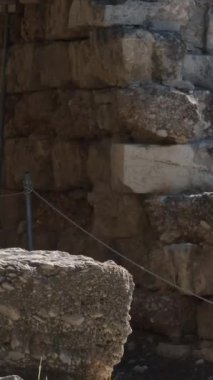 İkonik Akropolis tepesi ve Antik Dünya 'nın eşsiz başyapıtı Partenon gün batımında güzel renklerle, Atina tarihi merkezi, Attica. Yunanistan Atina Akropolü turlu bazı videolar 