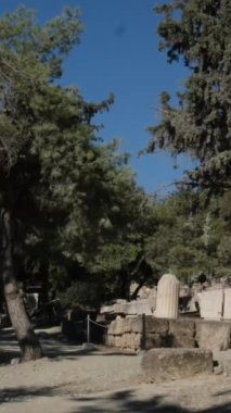 İkonik Akropolis tepesi ve Antik Dünya 'nın eşsiz başyapıtı Partenon gün batımında güzel renklerle, Atina tarihi merkezi, Attica. Yunanistan Atina Akropolü turlu bazı videolar 