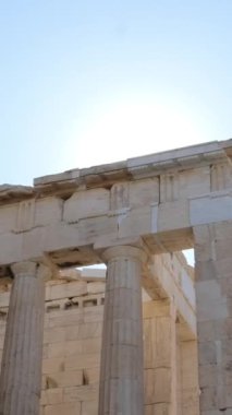 İkonik Akropolis tepesi ve Antik Dünya 'nın eşsiz başyapıtı Partenon gün batımında güzel renklerle, Atina tarihi merkezi, Attica. Yunanistan Atina Akropolü turlu bazı videolar 