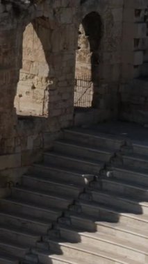İkonik Akropolis tepesi ve Antik Dünya 'nın eşsiz başyapıtı Partenon gün batımında güzel renklerle, Atina tarihi merkezi, Attica. Yunanistan Atina Akropolü turlu bazı videolar 